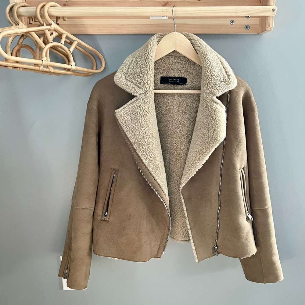 Zara sherpa jacket with side pockets. Perfect condition!
